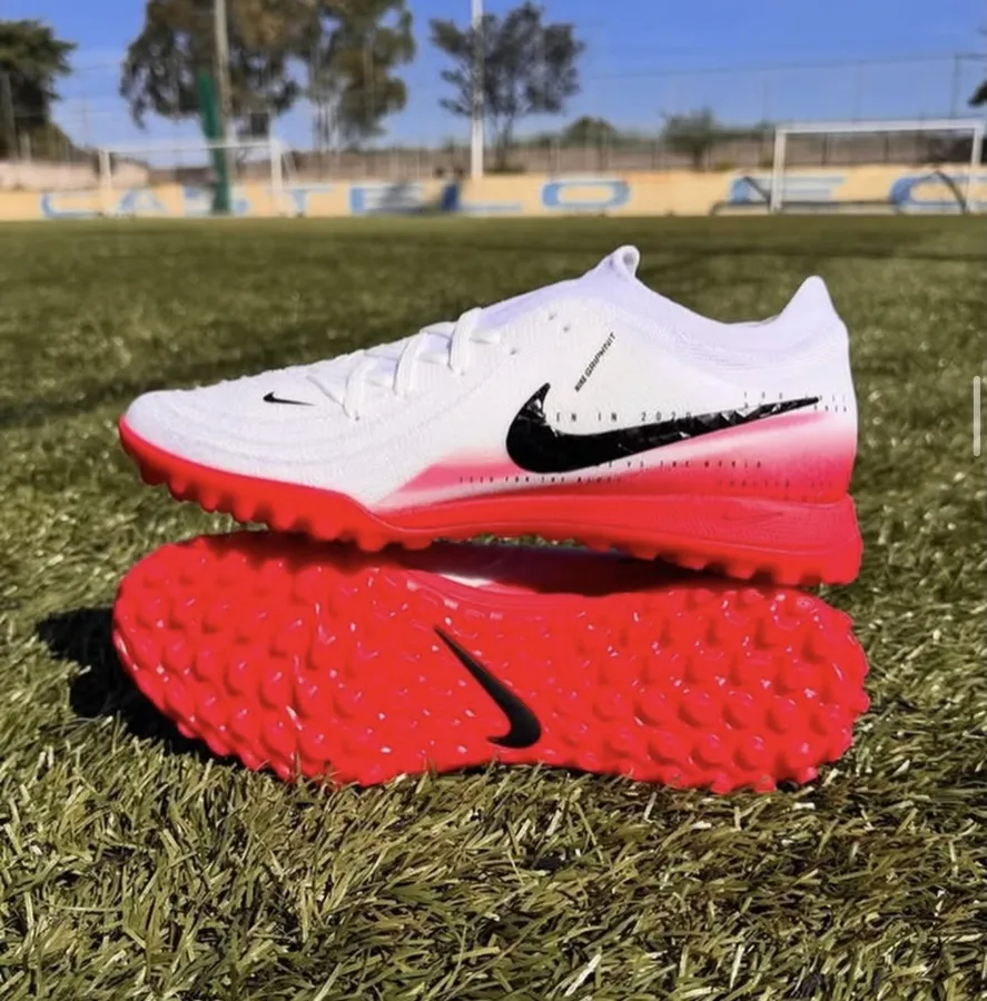 Nike Mercurial branca e coral
