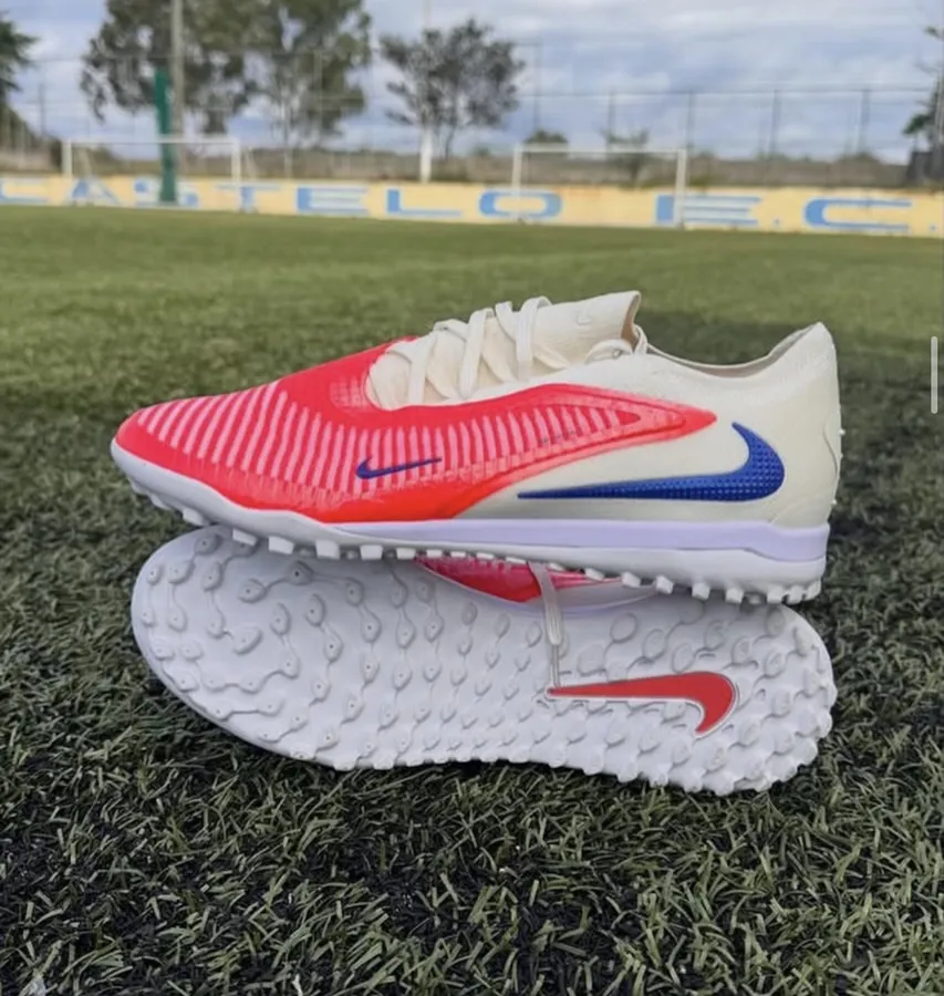 Nike branca e vermelha